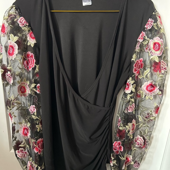 Pretty 🌸VENUS low cut top 🌸 - Picture 5 of 6